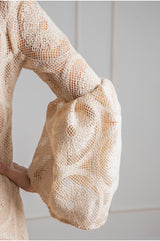 Vestido largo crochet beige detalle