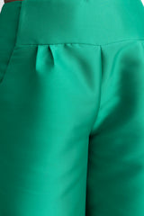 Detalle del pantalón recto talle alto color verde