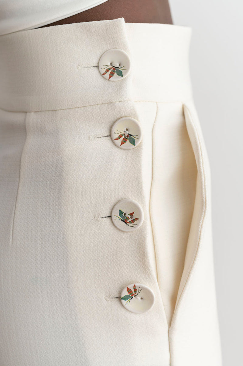 Detalles de los botones del Pantalón Talle Alto Blanco Roto