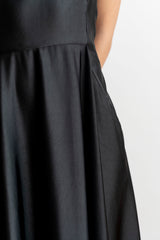Detalle bolsillo del vestido midi con vuelo color negro