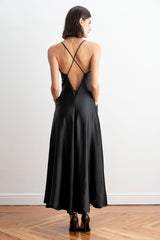 Espalda del vestido midi con vuelo color negro