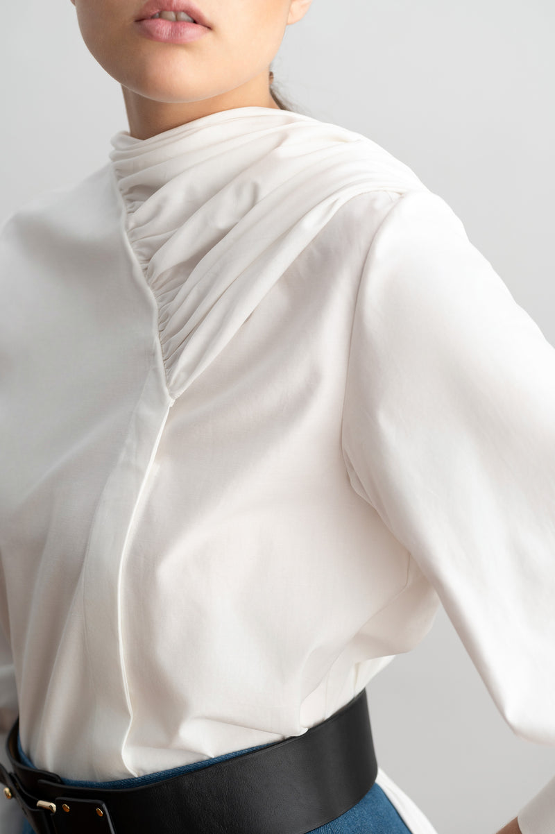 Blusa blanca con pañuelo