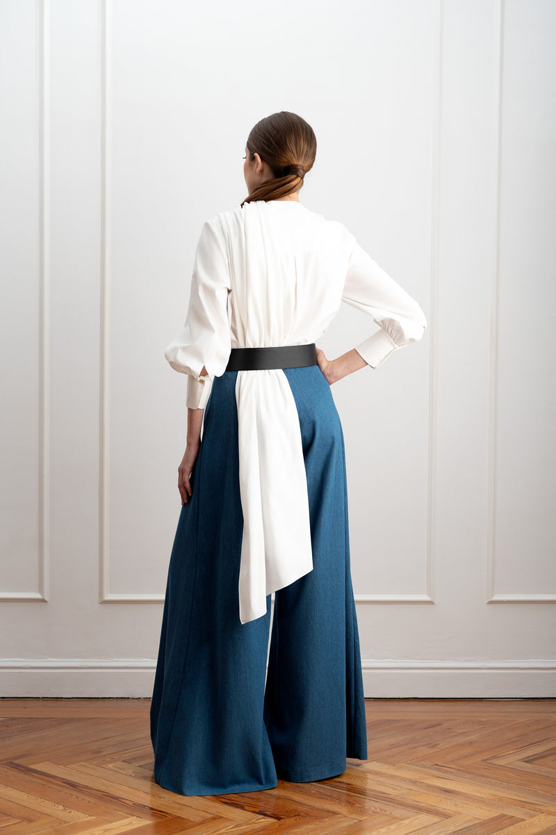 Blusa blanca con pañuelo