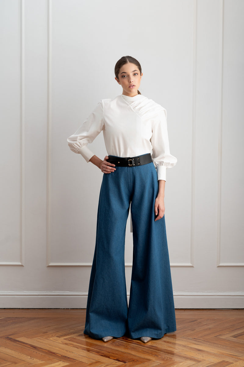 Blusa blanca con pañuelo