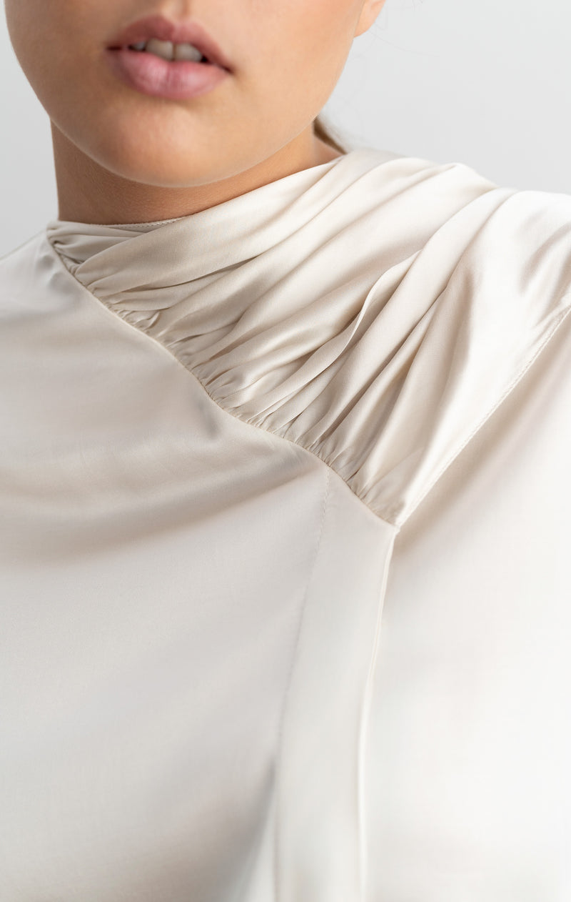 Blusa blanca con pañuelo multiposición