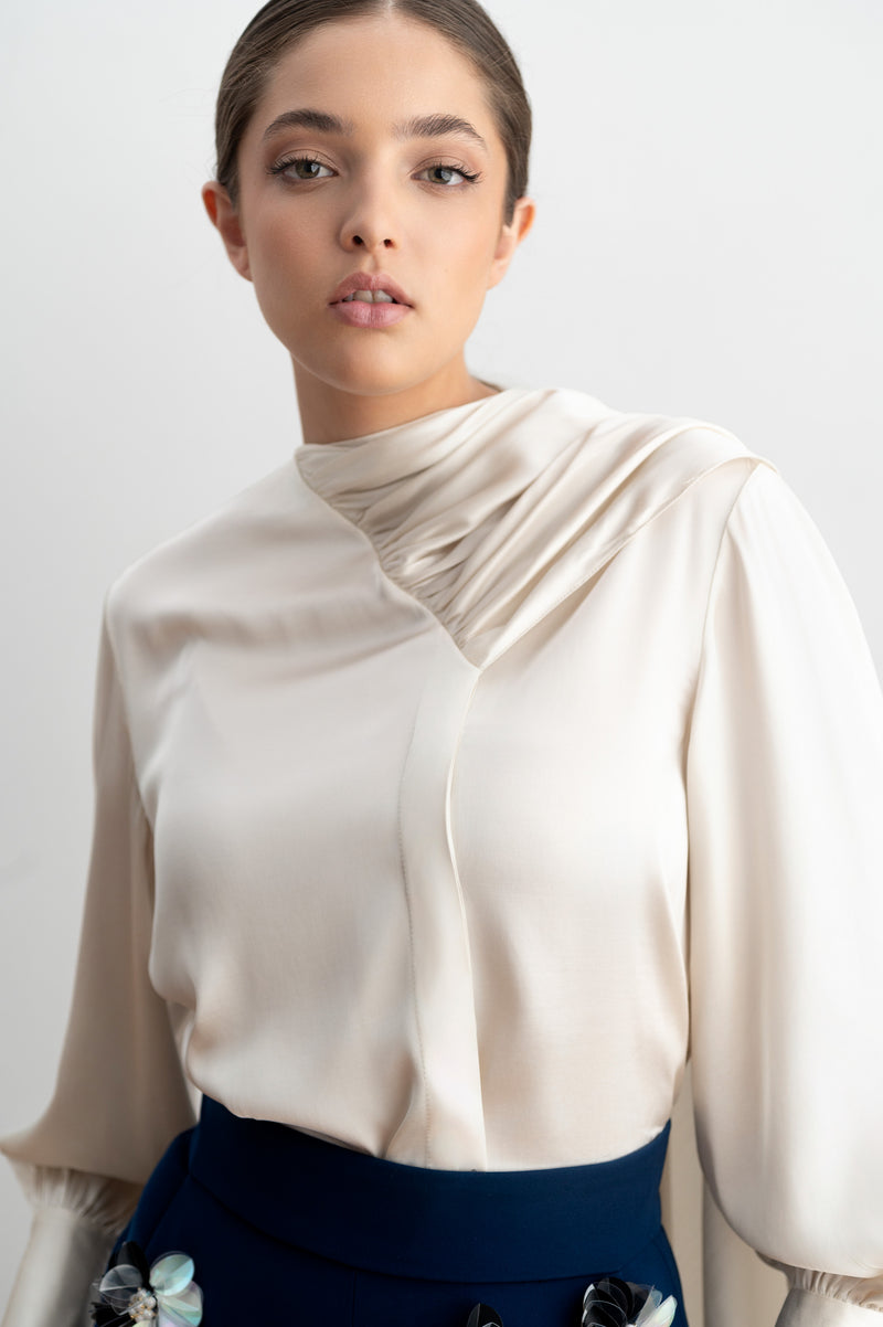 Blusa blanca con pañuelo multiposición
