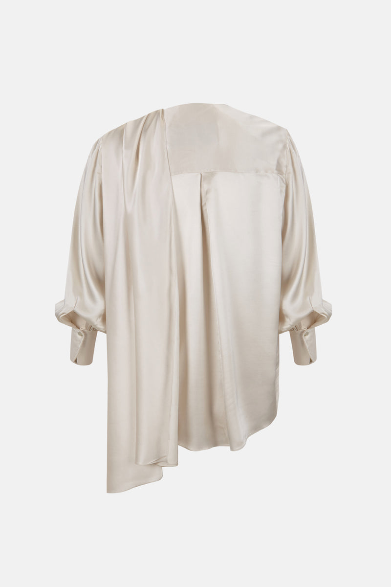 Blusa blanca con pañuelo multiposición