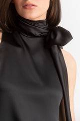 Blusa en satén negro foto detalle 