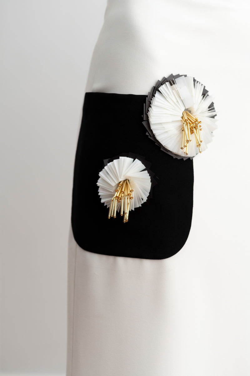 Falda larga blanca con bolsillos en negro