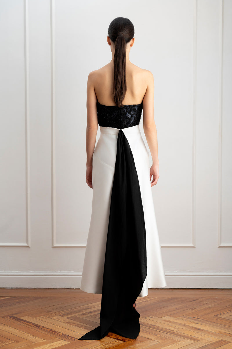 Falda blanca con lazo negro