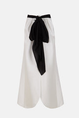 Falda blanca con lazo negro
