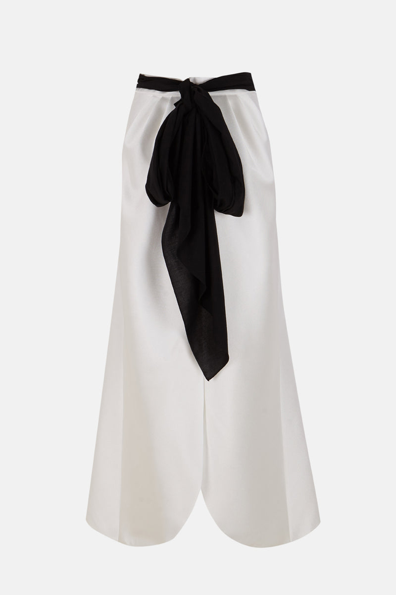 Falda blanca con lazo negro