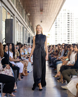 Vestido largo negro con drapeado frontal