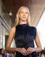 Vestido largo negro con drapeado frontal