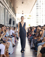 Vestido negro largo escote pico