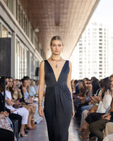 Vestido negro largo escote pico