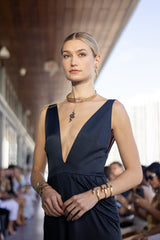 Vestido negro largo escote pico