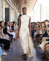 Vestido blanco de noche con lazo de organza