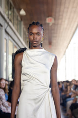 Vestido blanco de noche con lazo de organza