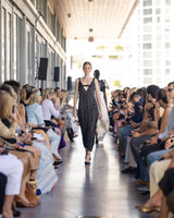 Vestido negro cuello pico con flecos