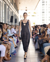 Vestido negro cuello pico con flecos