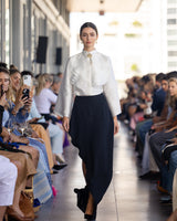 Falda larga negra asimétrica con abertura lateral