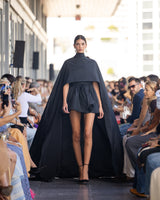 Vestido negro mini con capa