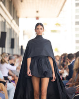 Vestido negro mini con capa