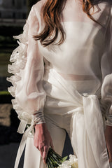 Blusa de organza de seda con fajín anudado