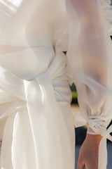 Blusa de organza de seda con fajín anudado