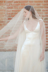 Vestido de escote en V con lazos de seda