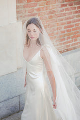 Vestido de escote en V con lazos de seda