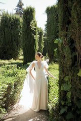 Vestido de escote en V con capa de muselina de seda