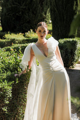 Vestido de escote en V con capa de muselina de seda