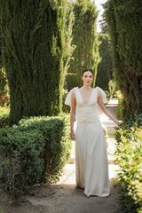 Vestido de escote en V con capa de muselina de seda