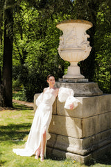 Vestido corsé con mangas de organza desmontables