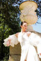 Vestido corsé con mangas de organza desmontables