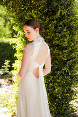 Vestido cuello halter con espalda abierta y lazada