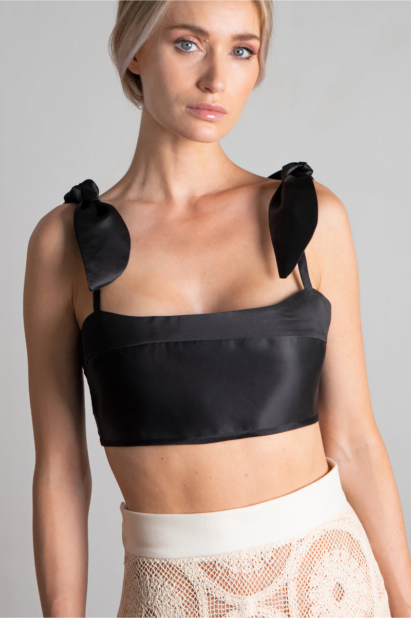 Top corto negro lazos detalle