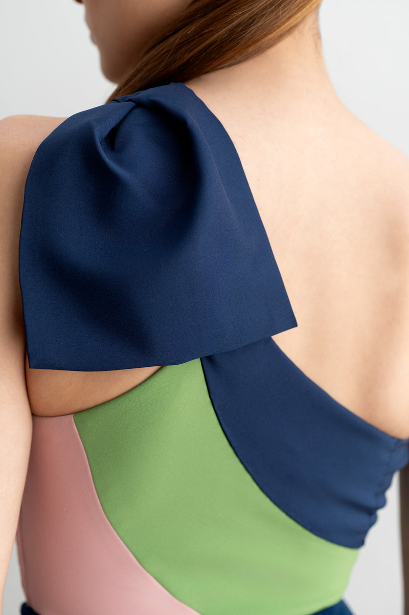 Top tricolor con lazada azul