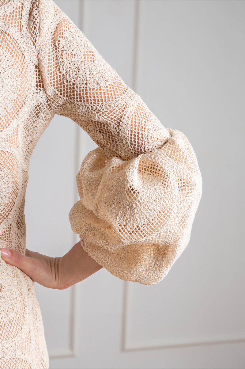 Vestido largo crochet beige detalle manga