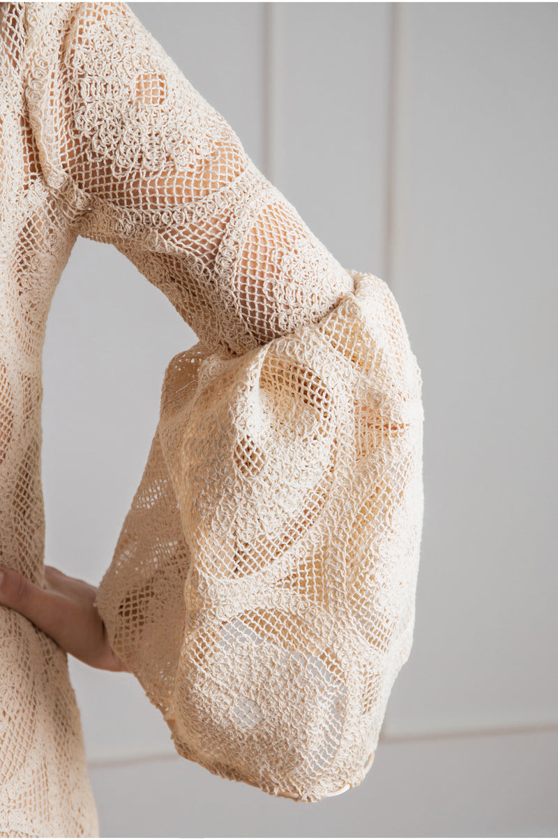 Vestido largo crochet beige detalle