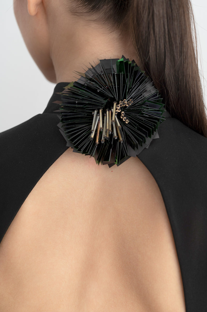 Vestido negro cuello halter detalle
