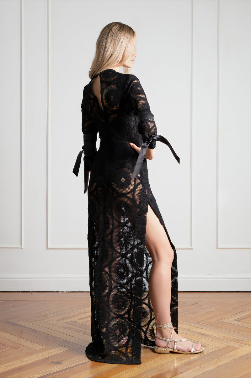 Vestido largo de crochet negro espalda