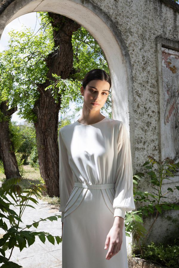 Vestido de manga larga con detalles bordados 