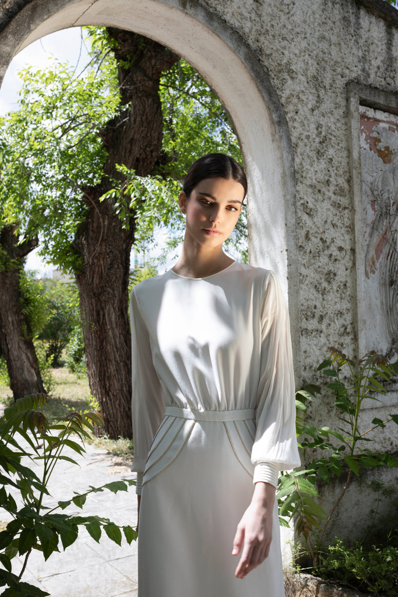 Vestido de manga larga con detalles bordados 