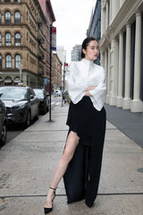 Falda larga negra asimétrica con abertura lateral