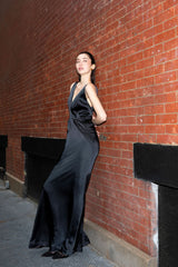 Vestido negro largo escote pico