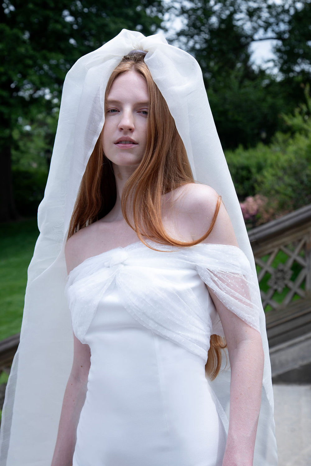 Vestido en crêpe de seda con tiras cruzadas de tul plumeti y