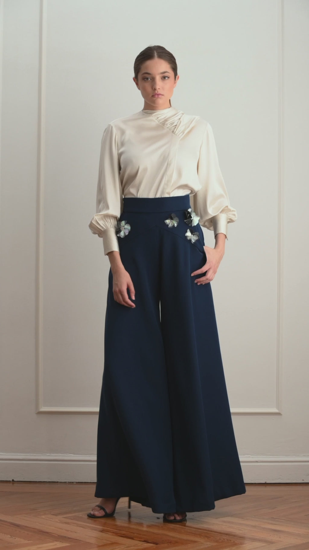 Blusa blanca con pañuelo multiposición
